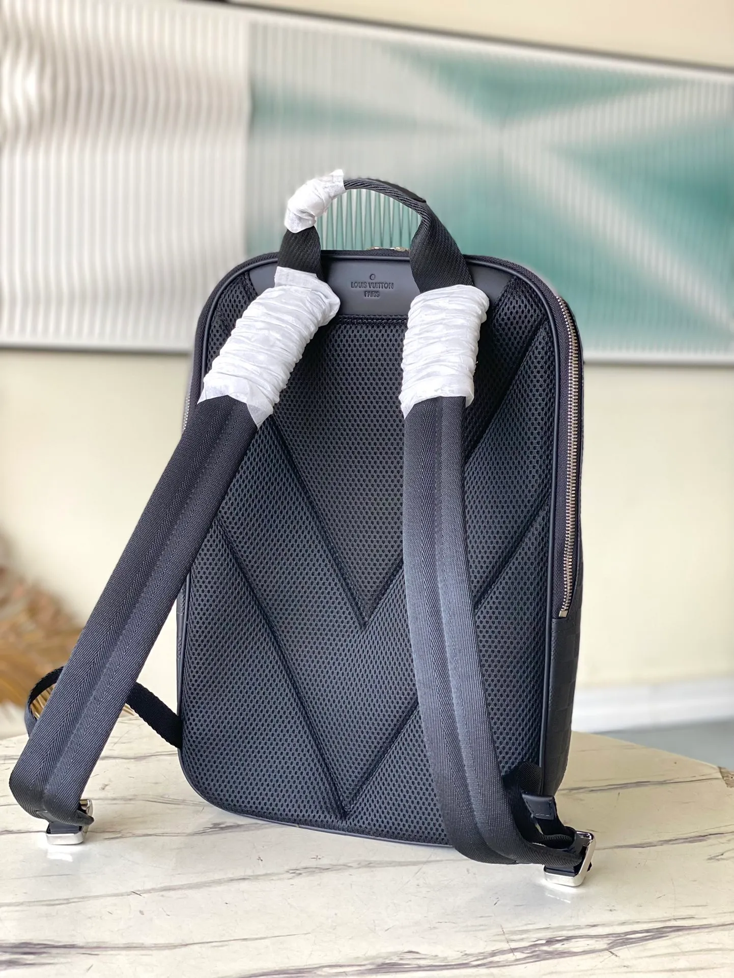 💰1140 (first-grain leather) Top-quality original N45287 full leather This Michael backpack is made of Damier Infini Onyx leather embossed with Damier checkerboard pattern. It has ample space with a laptop compartment, which can easily accommodate daily needs and is suitable for both business and leisure. Dimensions: 29 x 42 x 13 cm