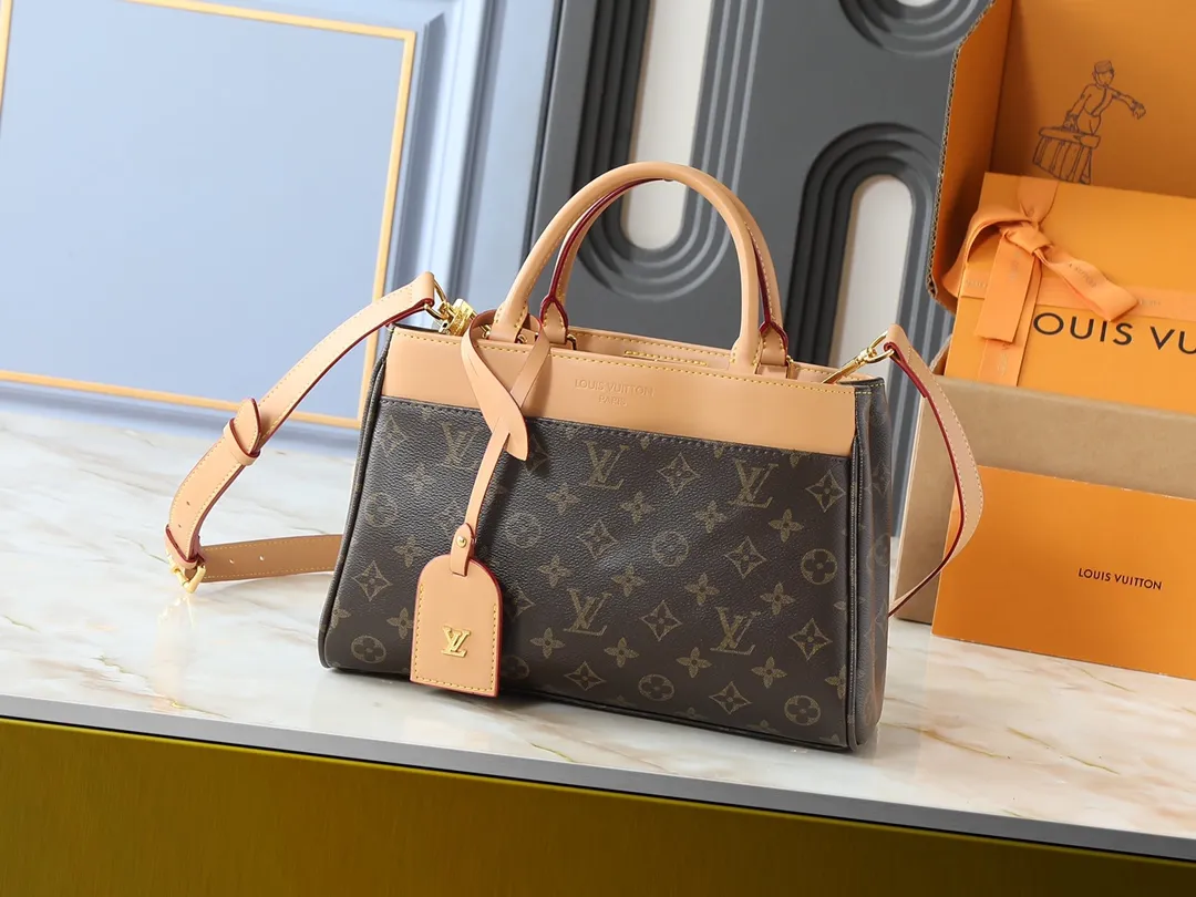 💰260💰Upgraded original M25575 M25577 M15231 City Avenue PM (Avenue PM) combines functionality with elegant silhouette for a fashionable urban lifestyle. A piece that adds a touch of elegance to both everyday and evening looks. A modern tote bag inspired by the elegant streets of Paris. The signature Monogram prefixed leather material is decorated with name patterns and gold hardware design. Fold the handle inside to create a cross-shaped messenger bag. Dimensions: 30 x 19.5 x 12 cm (length x height x width)