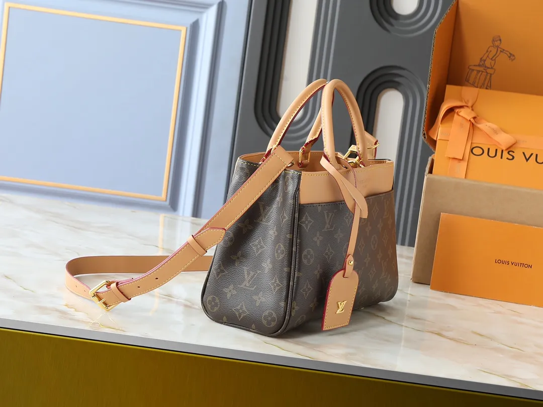 💰260💰Upgraded original M25575 M25577 M15231 City Avenue PM (Avenue PM) combines functionality with elegant silhouette for a fashionable urban lifestyle. A piece that adds a touch of elegance to both everyday and evening looks. A modern tote bag inspired by the elegant streets of Paris. The signature Monogram prefixed leather material is decorated with name patterns and gold hardware design. Fold the handle inside to create a cross-shaped messenger bag. Dimensions: 30 x 19.5 x 12 cm (length x height x width)