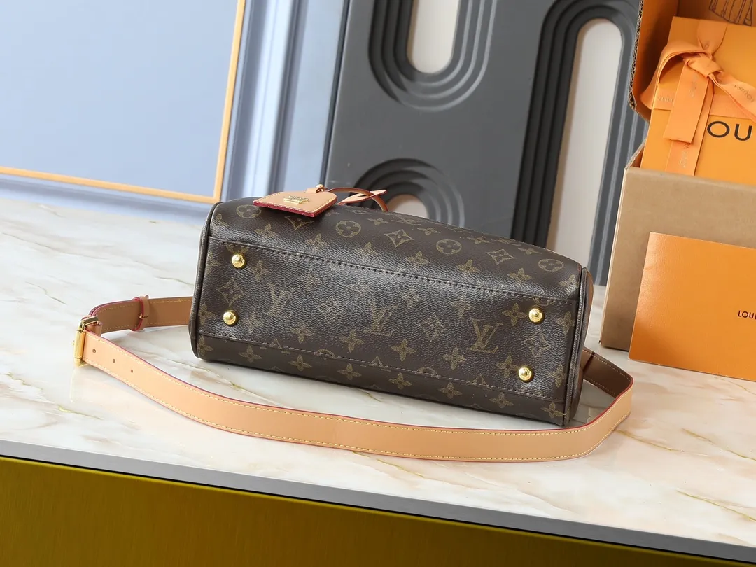 💰260💰Upgraded original M25575 M25577 M15231 City Avenue PM (Avenue PM) combines functionality with elegant silhouette for a fashionable urban lifestyle. A piece that adds a touch of elegance to both everyday and evening looks. A modern tote bag inspired by the elegant streets of Paris. The signature Monogram prefixed leather material is decorated with name patterns and gold hardware design. Fold the handle inside to create a cross-shaped messenger bag. Dimensions: 30 x 19.5 x 12 cm (length x height x width)