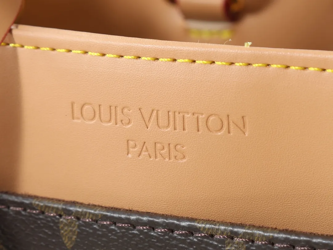 💰260💰Upgraded original M25575 M25577 M15231 City Avenue PM (Avenue PM) combines functionality with elegant silhouette for a fashionable urban lifestyle. A piece that adds a touch of elegance to both everyday and evening looks. A modern tote bag inspired by the elegant streets of Paris. The signature Monogram prefixed leather material is decorated with name patterns and gold hardware design. Fold the handle inside to create a cross-shaped messenger bag. Dimensions: 30 x 19.5 x 12 cm (length x height x width)