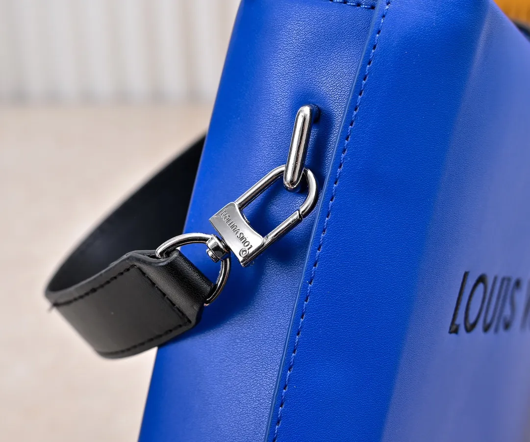 Batch 280💰Upgraded original M24455 This Shopper medium handbag draws inspiration from Louis Vuitton shopping bags, with the words Louis Vuitton and Maison Fondée En 1854 written on soft cow leather. It is equipped with a top handle and a detachable shoulder strap. Dimensions: 23.0x16.5x7.0 cm (length x height x width)