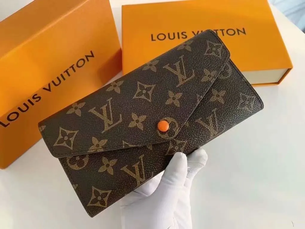 The P110Josephine Wallet is inspired by Louis Vuitton's first wallet. It is made of soft Monogram canvas and lined with brightly colored lining, giving the brand's classic design a unique and stylish beauty. The long, flat shape makes it easy to slip into any pocket or handbag. Model: M60708 Size: 19/10.