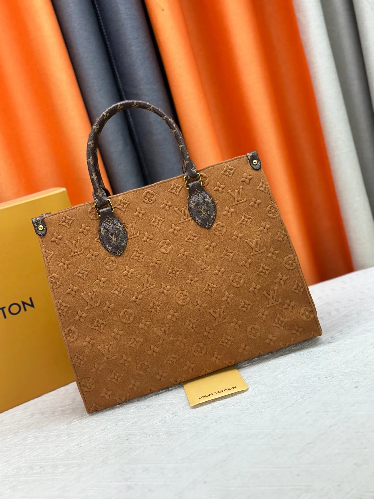 P340 Upgraded original M45039 This black matte jacquard OnTheGo medium handbag is made of Monogram and Monogram Reverse canvas, with the Monogram Giant pattern embellished on it. The Toron handle and the jacquard textured shoulder strap decorated with the brand's logo create a visual contrast, and the detachable coin bag is suitable for storing change or small items. It combines fashionable charm with various functions, making it a good daily companion. 32.0 x 27.0 x 14 cm (length x height x width)