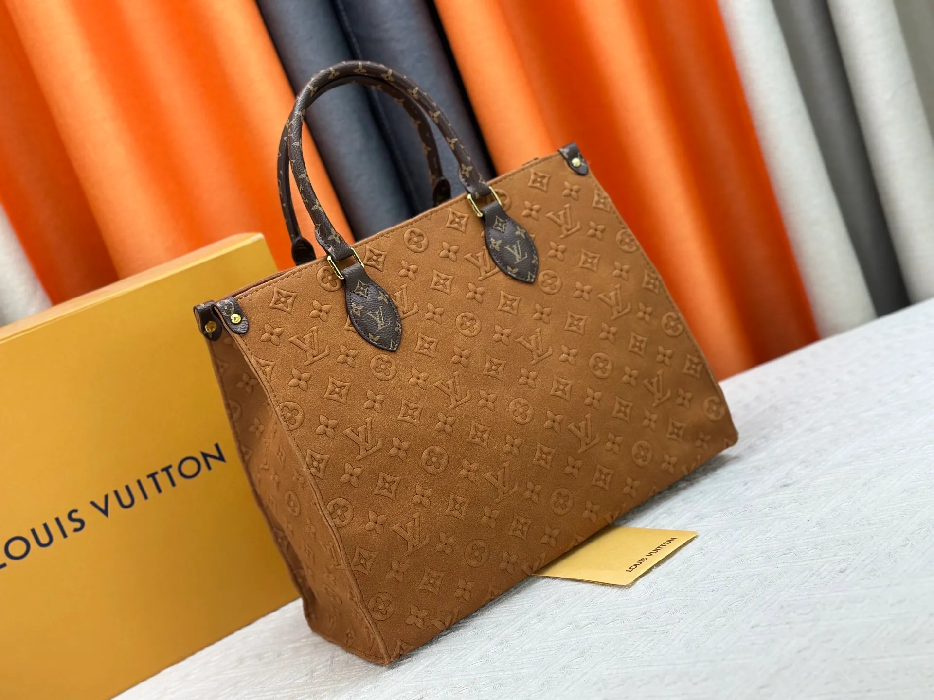 P340 Upgraded original M45039 This black matte jacquard OnTheGo medium handbag is made of Monogram and Monogram Reverse canvas, with the Monogram Giant pattern embellished on it. The Toron handle and the jacquard textured shoulder strap decorated with the brand's logo create a visual contrast, and the detachable coin bag is suitable for storing change or small items. It combines fashionable charm with various functions, making it a good daily companion. 32.0 x 27.0 x 14 cm (length x height x width)