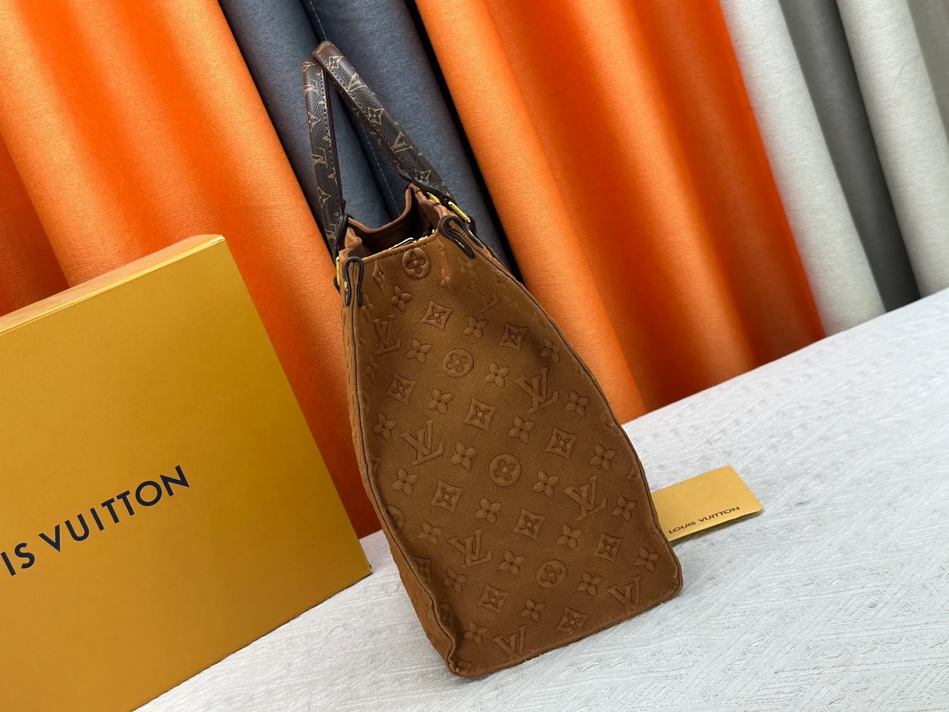 P340 Upgraded original M45039 This black matte jacquard OnTheGo medium handbag is made of Monogram and Monogram Reverse canvas, with the Monogram Giant pattern embellished on it. The Toron handle and the jacquard textured shoulder strap decorated with the brand's logo create a visual contrast, and the detachable coin bag is suitable for storing change or small items. It combines fashionable charm with various functions, making it a good daily companion. 32.0 x 27.0 x 14 cm (length x height x width)