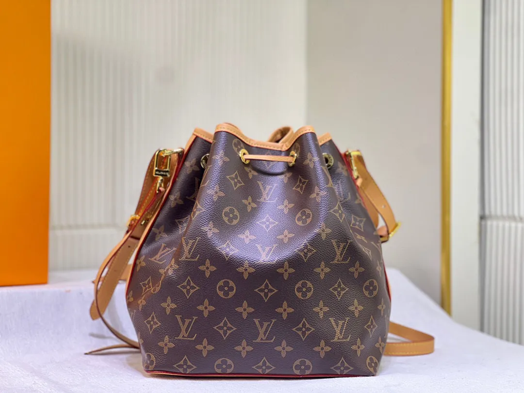 Batch 280💰Retro bucket small size⬇️M42224 M42225 LV limited edition drawstring bucket bag The king of cost performance. This is an awesome bag type, very worth buying. It is very considerate and adds a medium-length shoulder strap. It can be said to be very good. The upper body is really elegant! Dimensions: 26x27x18