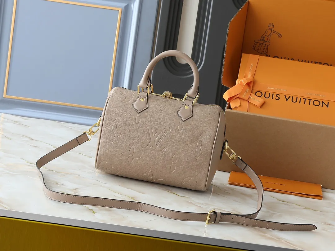 💰260💰Upgraded from the original M46736 M59273 M58947 M21464 M59609, the Speedy Bandoulière 25 handbag makes an eye-catching reappearance in the 2021 autumn Wild at Heart capsule series. It is embossed with oversized LV letters in Monogram Empreinte leather, and the detachable shoulder strap adds a crossbody option. Dimensions: 25.0 x 19.0 x 15.0 cm (L x H x W).