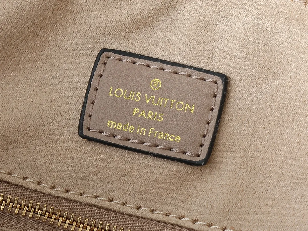💰260💰Upgraded from the original M46736 M59273 M58947 M21464 M59609, the Speedy Bandoulière 25 handbag makes an eye-catching reappearance in the 2021 autumn Wild at Heart capsule series. It is embossed with oversized LV letters in Monogram Empreinte leather, and the detachable shoulder strap adds a crossbody option. Dimensions: 25.0 x 19.0 x 15.0 cm (L x H x W).