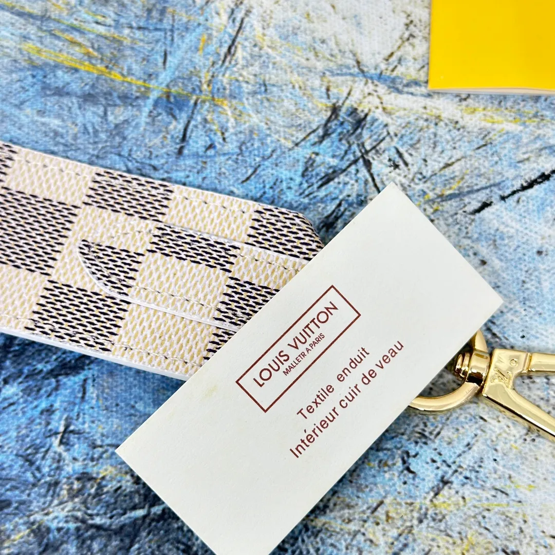 💰96 💎Top original super versatile MONOGRAM shoulder strap J02330 is made of Monogram canvas fabric and lined with stunning Rose Poudre Nappa leather. This shoulder strap is the best choice for creating a personal Louis Vuitton bag. Novel and versatile: super practical spring buckle design, easy to connect and remove. 90.0 x 4.0 x 0.2 cm (Length x Height x Width) - Monogram coated canvas - Nappa leather lining - Gold-tone hardware - 2 spring buckles - 2 Moroccan leather loops