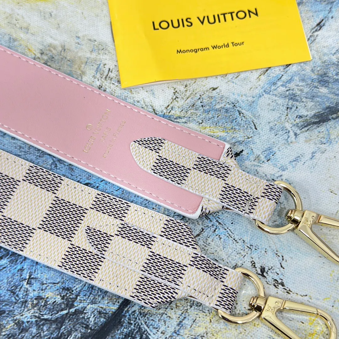 💰96 💎Top original super versatile MONOGRAM shoulder strap J02330 is made of Monogram canvas fabric and lined with stunning Rose Poudre Nappa leather. This shoulder strap is the best choice for creating a personal Louis Vuitton bag. Novel and versatile: super practical spring buckle design, easy to connect and remove. 90.0 x 4.0 x 0.2 cm (Length x Height x Width) - Monogram coated canvas - Nappa leather lining - Gold-tone hardware - 2 spring buckles - 2 Moroccan leather loops