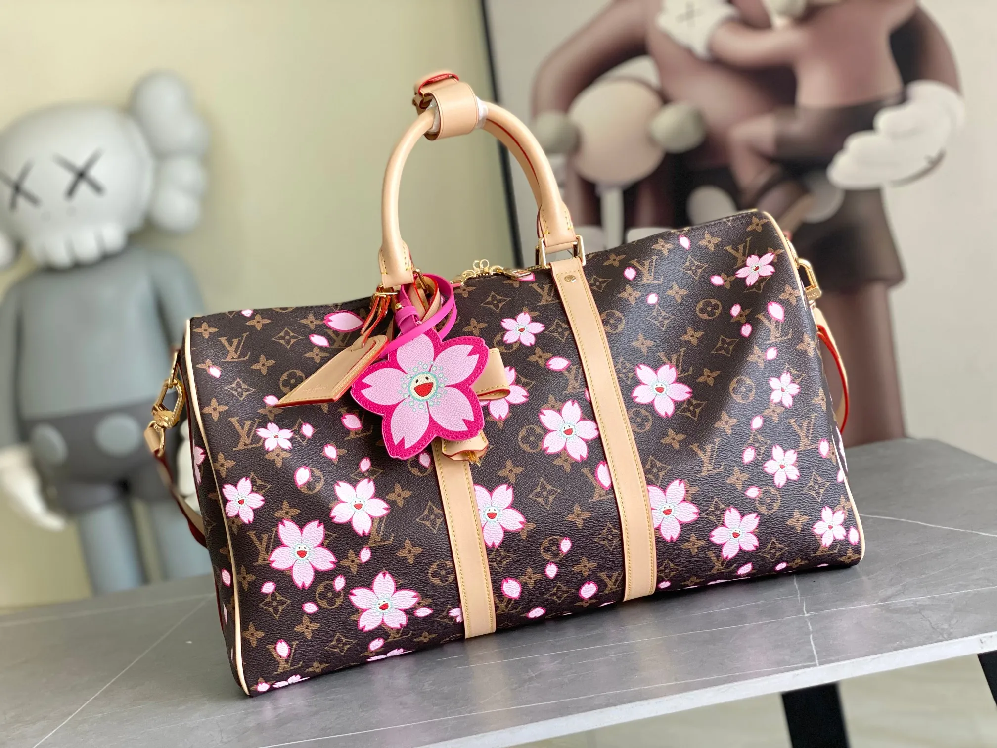 💰1320 Top original order M13752 KEEPALL BANDOULIÈRE 45 travel bag 2021-22 autumn and winter show reveals the new charm of the Everyday LV capsule series Keepall Bandouliere 45 travel bag. Vintage Monogram coated canvas depicts the Monogram pattern with subtle irregular lines, evoking the traditional stamping process. The new louis vuitton! logo is inspired by the chain’s signature elements. size: 45 x 27 x 20
