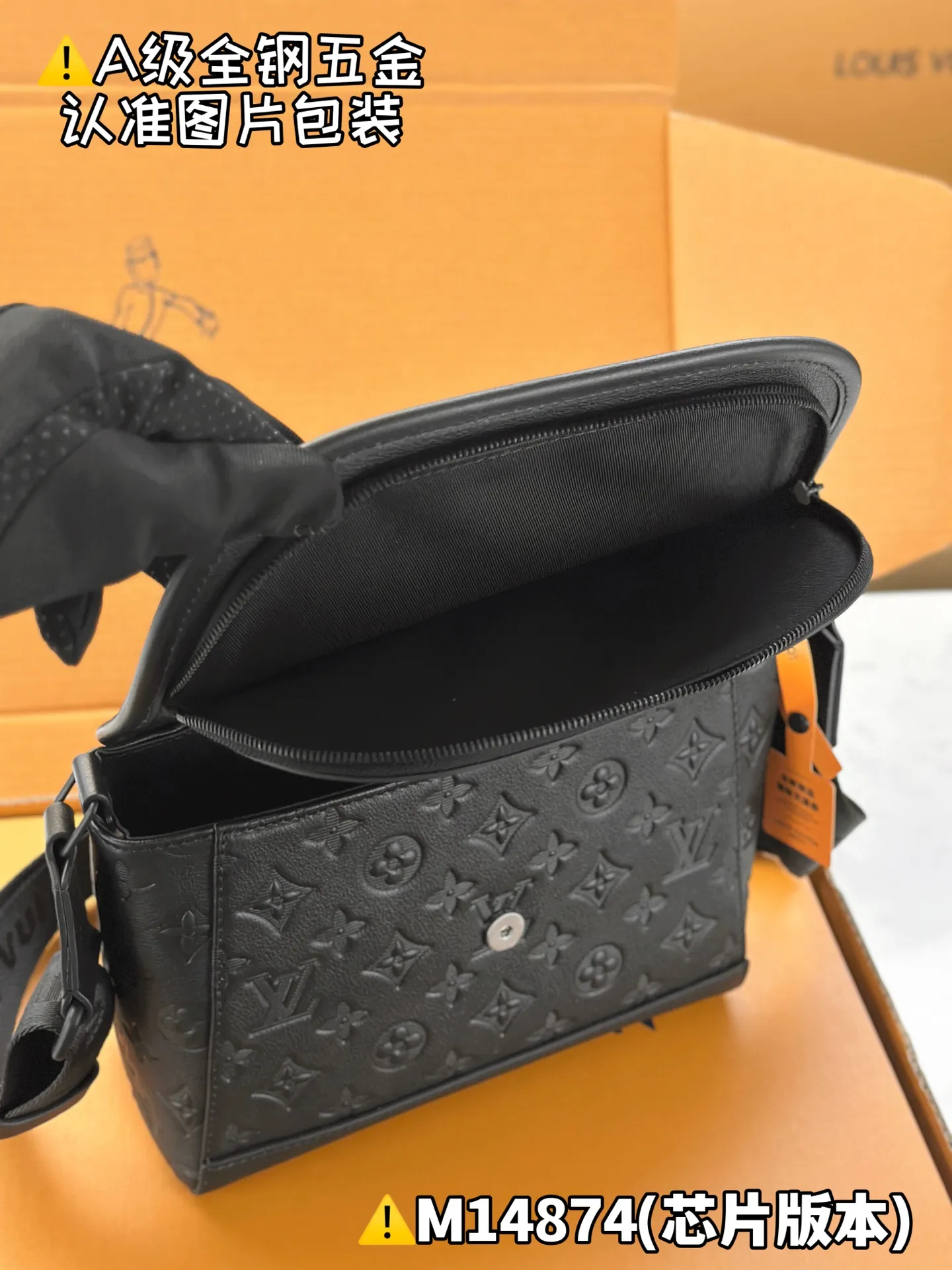 Internal price P2,000 [Special grade MB original leather] PuIse Messenger Model: M14874 Material: A+ grade all-steel hardware, imported high-elastic fabric Packaging: Full set of premium duty-free MB packaging Dimensions: 26.6 x 17 x 11 cm (height x width x length)