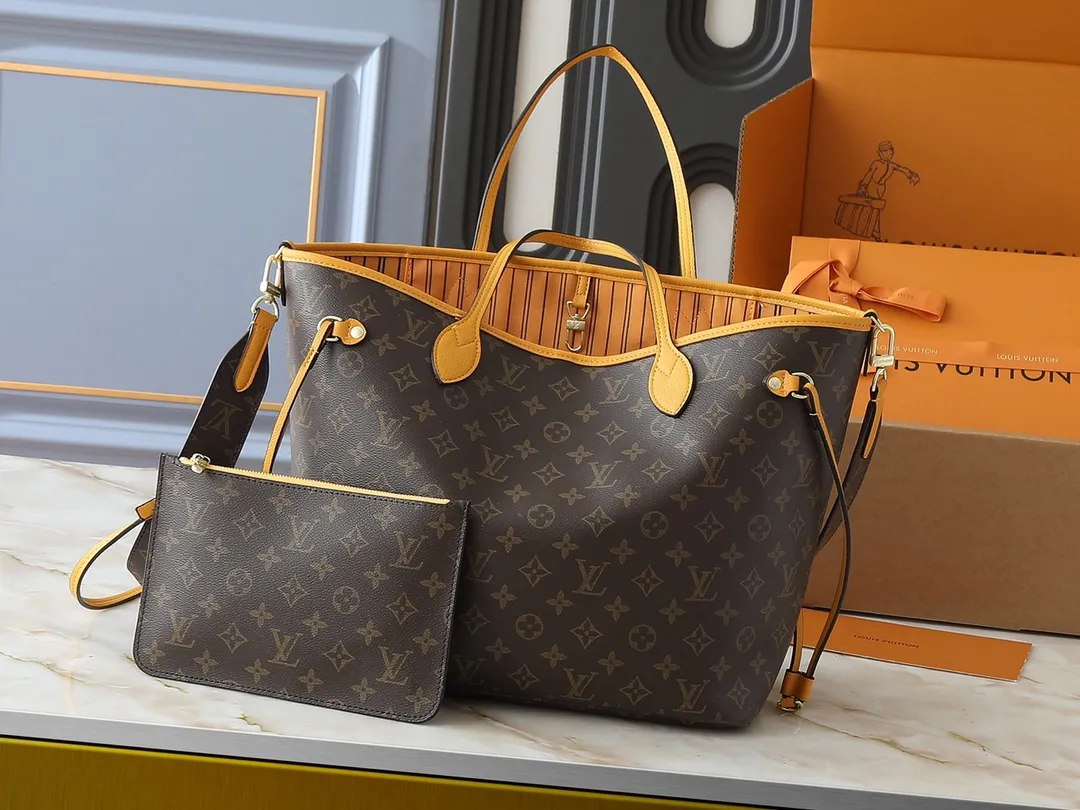 💰260💰Upgraded from the original M12708 M12707 M13753 M12779 M40995 This Neverfull Bandoulière Inside Out medium handbag is made of Monogram canvas, with bright fabric and leather trimming to highlight the eye-catching meaning, achieving a delicate balance between classic and modern. The versatile construction features a novel shoulder strap that transforms into a Hobo bag via the side hooks. Dimensions: 31.0 x 28.0 x 14.0 cm (length x height x width)