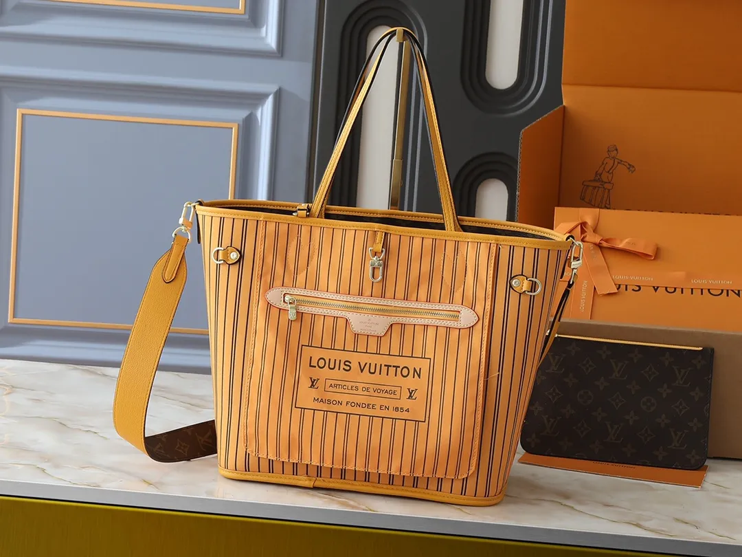 💰260💰Upgraded from the original M12708 M12707 M13753 M12779 M40995 This Neverfull Bandoulière Inside Out medium handbag is made of Monogram canvas, with bright fabric and leather trimming to highlight the eye-catching meaning, achieving a delicate balance between classic and modern. The versatile construction features a novel shoulder strap that transforms into a Hobo bag via the side hooks. Dimensions: 31.0 x 28.0 x 14.0 cm (length x height x width)