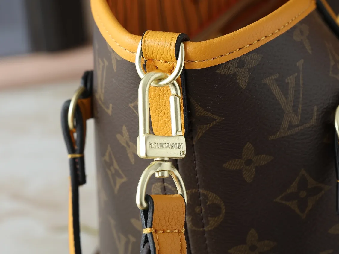 💰260💰Upgraded from the original M12708 M12707 M13753 M12779 M40995 This Neverfull Bandoulière Inside Out medium handbag is made of Monogram canvas, with bright fabric and leather trimming to highlight the eye-catching meaning, achieving a delicate balance between classic and modern. The versatile construction features a novel shoulder strap that transforms into a Hobo bag via the side hooks. Dimensions: 31.0 x 28.0 x 14.0 cm (length x height x width)