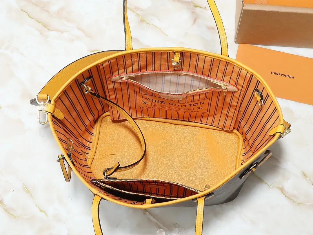 💰260💰Upgraded from the original M12708 M12707 M13753 M12779 M40995 This Neverfull Bandoulière Inside Out medium handbag is made of Monogram canvas, with bright fabric and leather trimming to highlight the eye-catching meaning, achieving a delicate balance between classic and modern. The versatile construction features a novel shoulder strap that transforms into a Hobo bag via the side hooks. Dimensions: 31.0 x 28.0 x 14.0 cm (length x height x width)