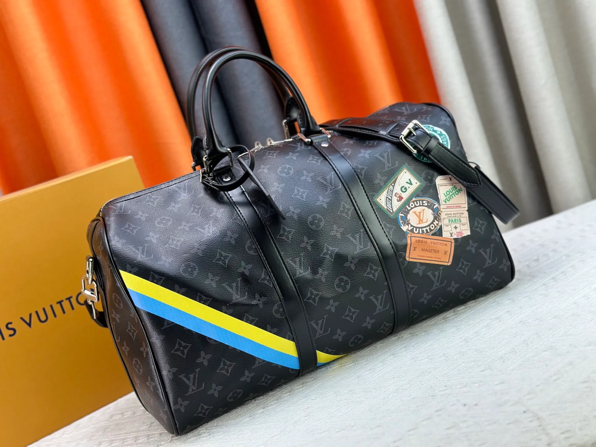 P320 upgraded original M01949 M41418 M40569 M45604 M40605 Keepall 45 travel bag, made of the new iconic black and gray Monogram Eclipse canvas. Since 1930, the Keepall series of bags has accompanied generations of travelers traveling around the world. Featuring multiple comfortable leather handles, a strap for casual cross-body carry and a shiny padlock, this updated travel bag is the ideal companion for short trips. Dimensions: 45.0 x 27.0 x 20.0 cm