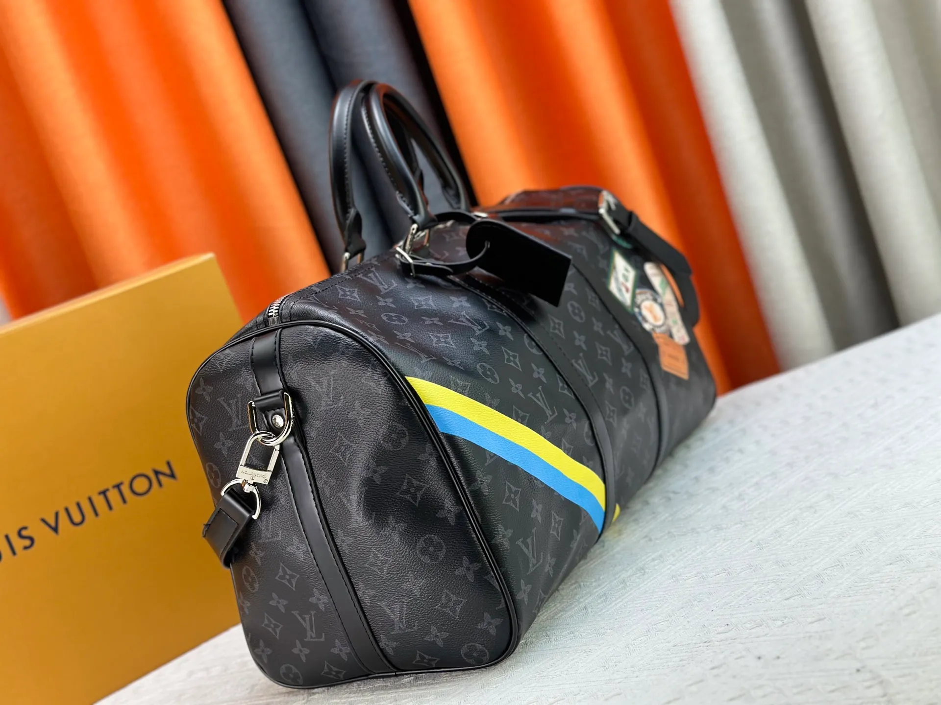 P320 upgraded original M01949 M41418 M40569 M45604 M40605 Keepall 45 travel bag, made of the new iconic black and gray Monogram Eclipse canvas. Since 1930, the Keepall series of bags has accompanied generations of travelers traveling around the world. Featuring multiple comfortable leather handles, a strap for casual cross-body carry and a shiny padlock, this updated travel bag is the ideal companion for short trips. Dimensions: 45.0 x 27.0 x 20.0 cm