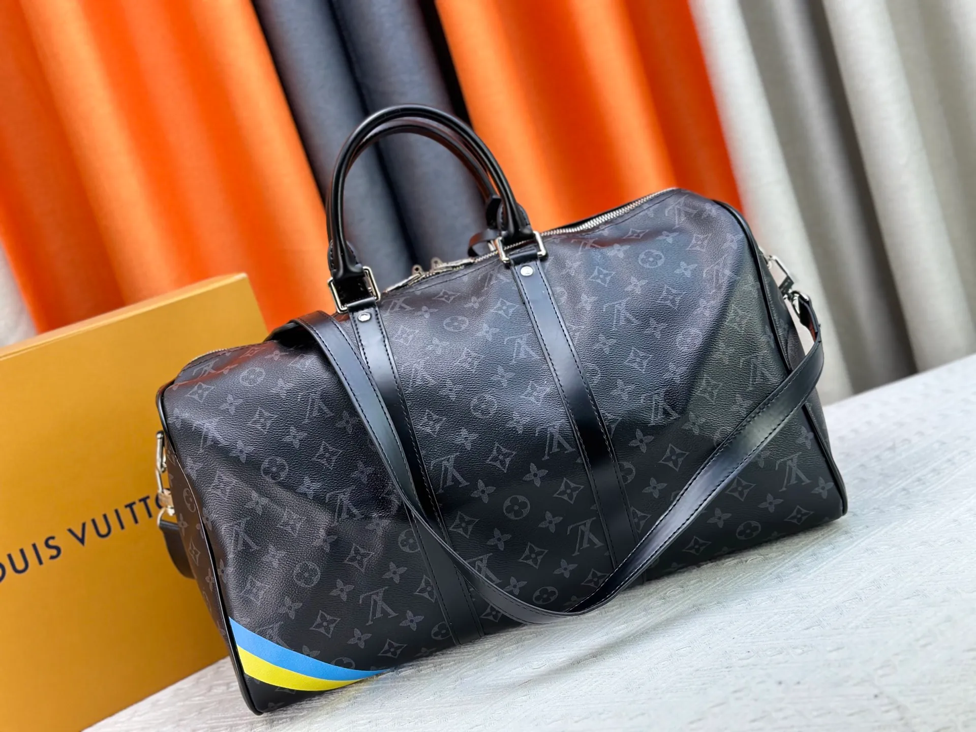 P320 upgraded original M01949 M41418 M40569 M45604 M40605 Keepall 45 travel bag, made of the new iconic black and gray Monogram Eclipse canvas. Since 1930, the Keepall series of bags has accompanied generations of travelers traveling around the world. Featuring multiple comfortable leather handles, a strap for casual cross-body carry and a shiny padlock, this updated travel bag is the ideal companion for short trips. Dimensions: 45.0 x 27.0 x 20.0 cm