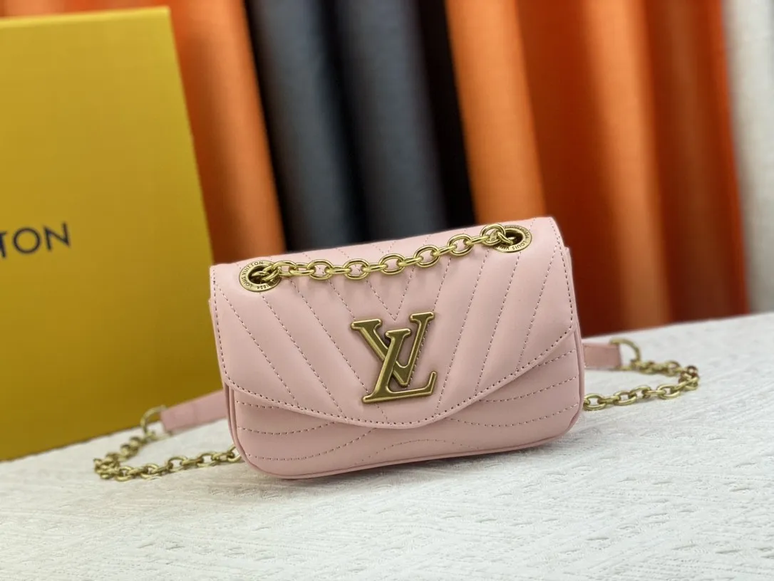 P240 Upgraded original quality M20686 M20685 M20383 20687 New Wave small chain bag combines Wave chain bag and Multi Pochette Accessoires handbag. Padded quilted cowhide leather creates a wavy configuration Sliding chain shoulder strap for long or short shoulder and cross-body wear Features 21 x 12 x 9 cm (Length x Height x Width) Quilted cowhide Leather Smooth cowhide trim Microfiber lining Distressed hardware
