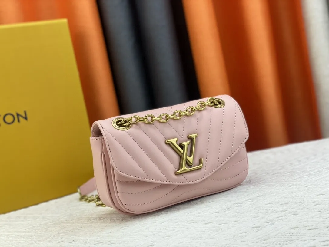 P240 Upgraded original quality M20686 M20685 M20383 20687 New Wave small chain bag combines Wave chain bag and Multi Pochette Accessoires handbag. Padded quilted cowhide leather creates a wavy configuration Sliding chain shoulder strap for long or short shoulder and cross-body wear Features 21 x 12 x 9 cm (Length x Height x Width) Quilted cowhide Leather Smooth cowhide trim Microfiber lining Distressed hardware