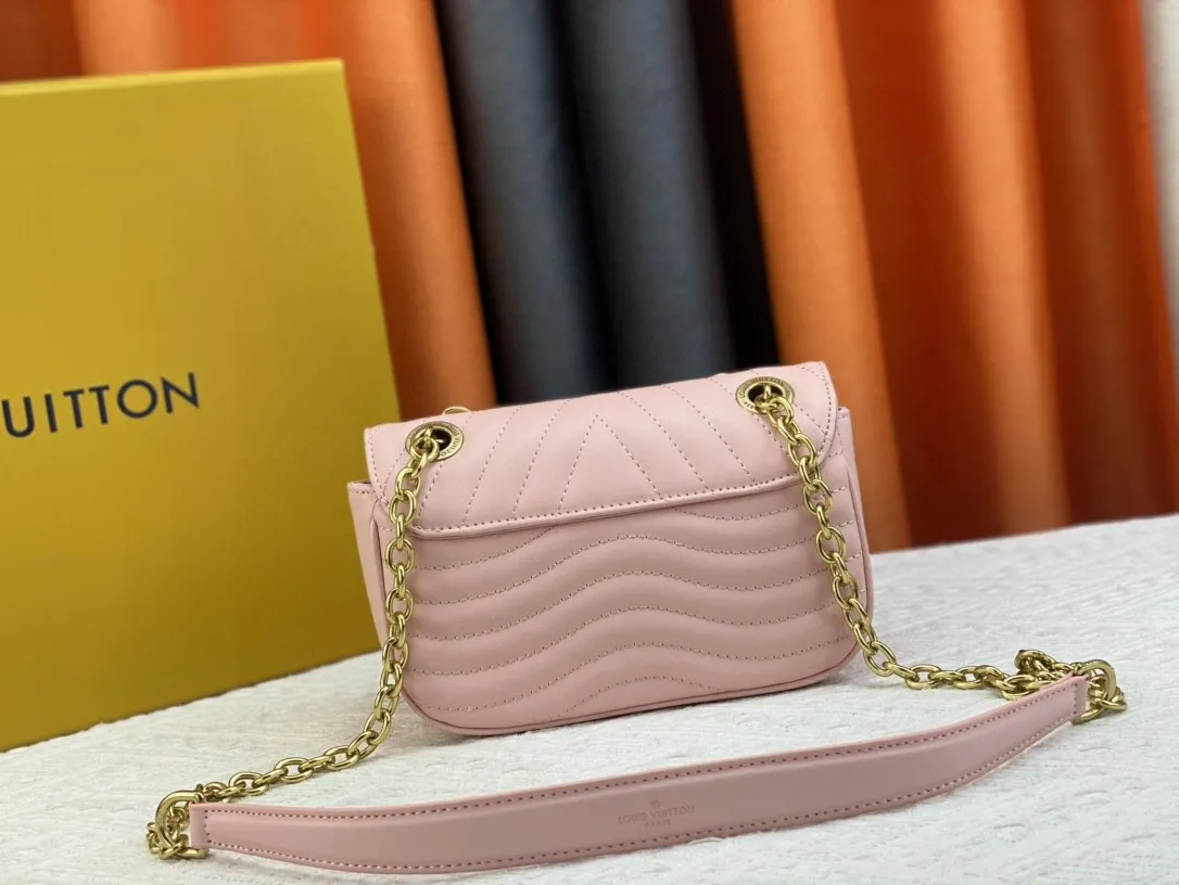 P240 Upgraded original quality M20686 M20685 M20383 20687 New Wave small chain bag combines Wave chain bag and Multi Pochette Accessoires handbag. Padded quilted cowhide leather creates a wavy configuration Sliding chain shoulder strap for long or short shoulder and cross-body wear Features 21 x 12 x 9 cm (Length x Height x Width) Quilted cowhide Leather Smooth cowhide trim Microfiber lining Distressed hardware