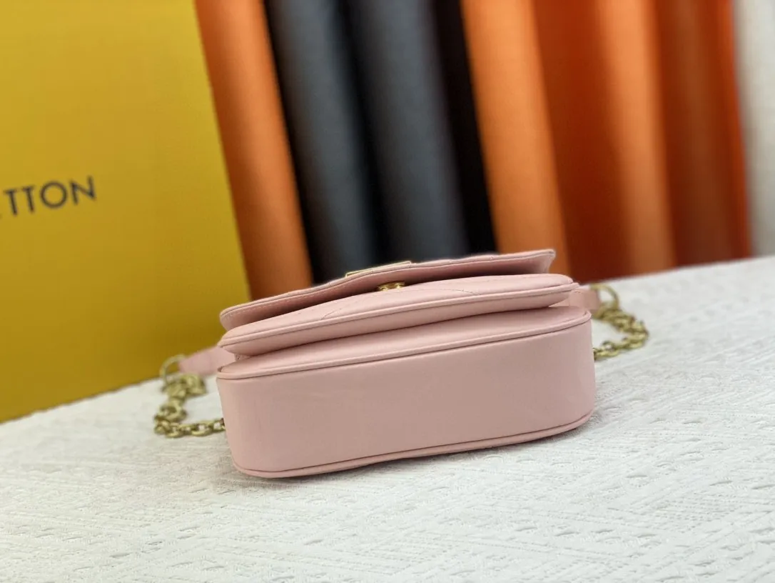 P240 Upgraded original quality M20686 M20685 M20383 20687 New Wave small chain bag combines Wave chain bag and Multi Pochette Accessoires handbag. Padded quilted cowhide leather creates a wavy configuration Sliding chain shoulder strap for long or short shoulder and cross-body wear Features 21 x 12 x 9 cm (Length x Height x Width) Quilted cowhide Leather Smooth cowhide trim Microfiber lining Distressed hardware