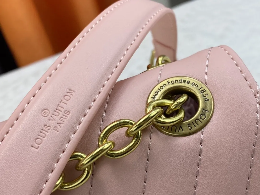 P240 Upgraded original quality M20686 M20685 M20383 20687 New Wave small chain bag combines Wave chain bag and Multi Pochette Accessoires handbag. Padded quilted cowhide leather creates a wavy configuration Sliding chain shoulder strap for long or short shoulder and cross-body wear Features 21 x 12 x 9 cm (Length x Height x Width) Quilted cowhide Leather Smooth cowhide trim Microfiber lining Distressed hardware