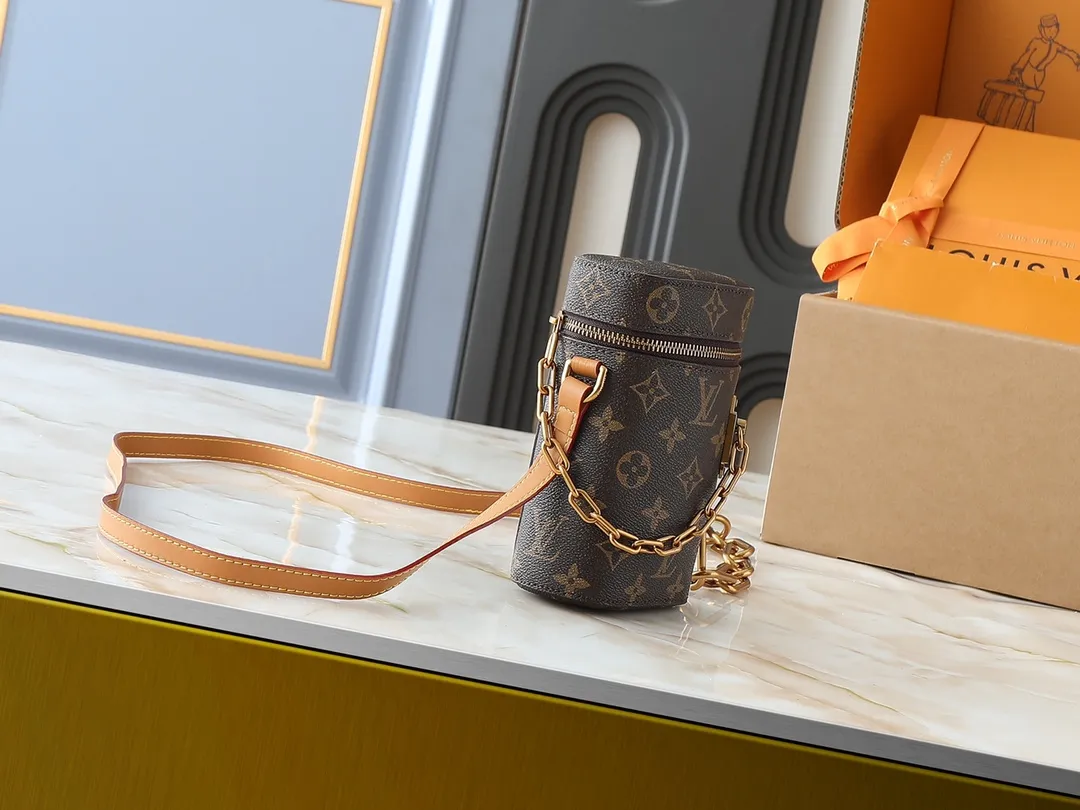 💰200💰Upgraded from the original M44914 M61112 Men's Art Director launches a new Phone Box handbag, which is compact and exquisite in shape and convenient for storing small necessities. Made of classic Monogram canvas, it has a smooth adjustable leather shoulder strap and is decorated with the signature gold chain strap designed by Virgil Abloh himself. Built-in small patch pocket, convenient for storing credit cards and driver's license. Dimensions: 10.5 x 17.0 x 5.0 cm