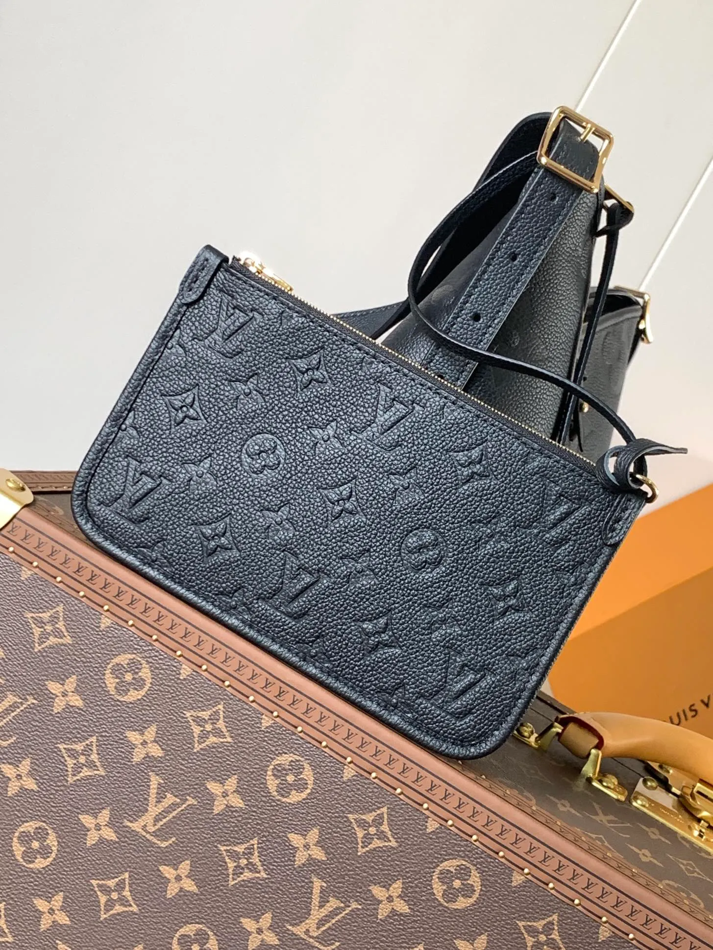 💰1180 (top layer leather) top original order, transcoding chip M14209 pink M46673 light blue M47180 apricot print M46288 black M46293 off-white M46277 apricot M11790 brown This small CarryAll handbag is made of Monogram Empreinte leather, showing the elegant style of the LV Milky Way series. The metal hardware and detachable name tag add to the sophisticated feel, and the interior pockets can safely store valuables. It can be carried by hand or by the shoulder strap to explore more carrying methods.  24 x 12 x 29.5 cm (H x W x L) Embossed grained cowhide Leather trim Textile lining Metal hardware Zip closure Internal slip pocket Internal zipper pocket Removable name tag Holds smartphone, 10" tablet, keys, Zippy wallet and headphones Shoulder strap: removable, adjustable Half-length strap: 32.0 cm Half-length strap adjustable to: 50.0 cm