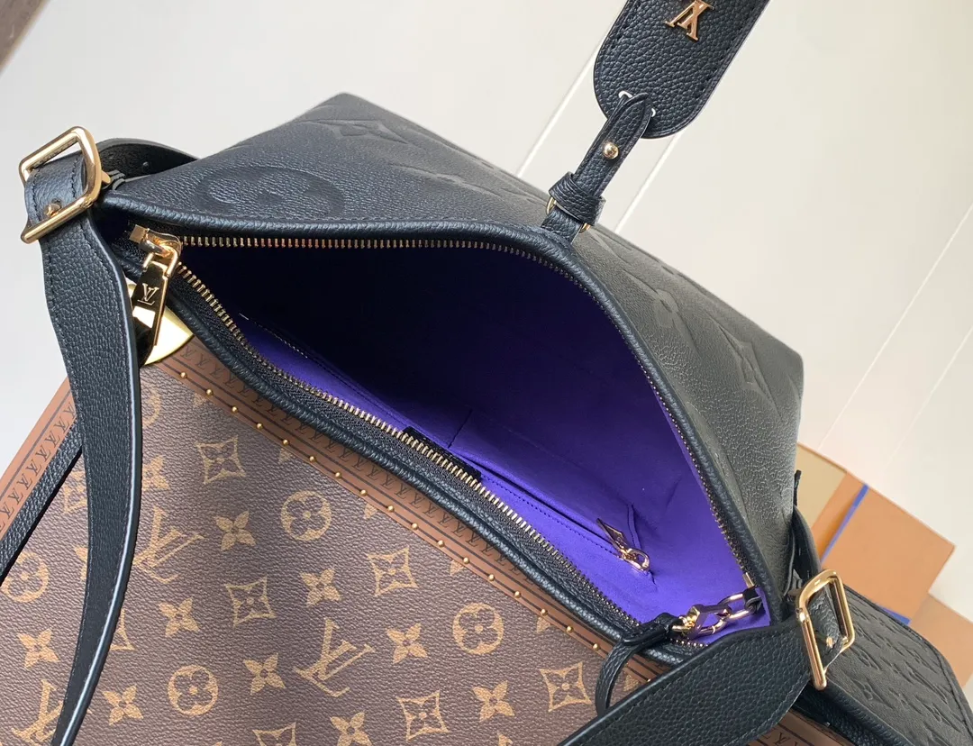 💰1180 (top layer leather) top original order, transcoding chip M14209 pink M46673 light blue M47180 apricot print M46288 black M46293 off-white M46277 apricot M11790 brown This small CarryAll handbag is made of Monogram Empreinte leather, showing the elegant style of the LV Milky Way series. The metal hardware and detachable name tag add to the sophisticated feel, and the interior pockets can safely store valuables. It can be carried by hand or by the shoulder strap to explore more carrying methods.  24 x 12 x 29.5 cm (H x W x L) Embossed grained cowhide Leather trim Textile lining Metal hardware Zip closure Internal slip pocket Internal zipper pocket Removable name tag Holds smartphone, 10" tablet, keys, Zippy wallet and headphones Shoulder strap: removable, adjustable Half-length strap: 32.0 cm Half-length strap adjustable to: 50.0 cm
