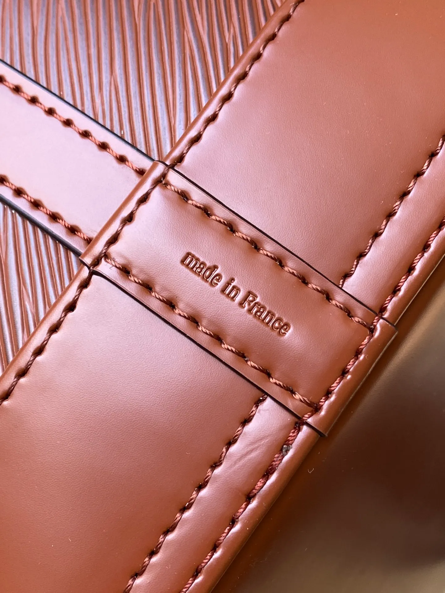 💰1560 (top layer leather) top original order M12604 Caramel This Noé MM bucket bag from the Nautical series is reinterpreted in soft Epi calfskin to create a retro-style Noé bag style. Epi calfskin will become smoother over time while maintaining its original beauty. The bag is equipped with a detachable small storage bag, which can safely store valuables. Dimensions: 27 x 33 x 20 cm (length x height x width)