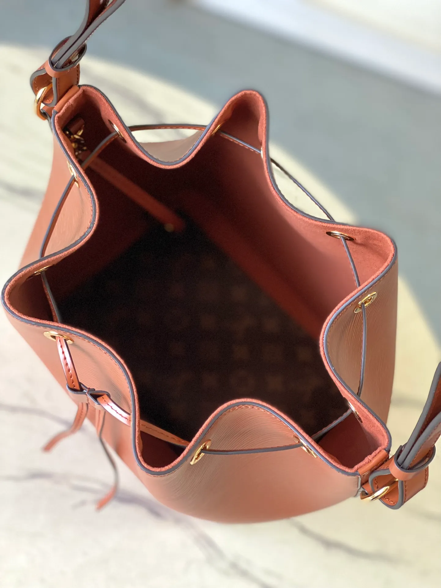 💰1560 (top layer leather) top original order M12604 Caramel This Noé MM bucket bag from the Nautical series is reinterpreted in soft Epi calfskin to create a retro-style Noé bag style. Epi calfskin will become smoother over time while maintaining its original beauty. The bag is equipped with a detachable small storage bag, which can safely store valuables. Dimensions: 27 x 33 x 20 cm (length x height x width)