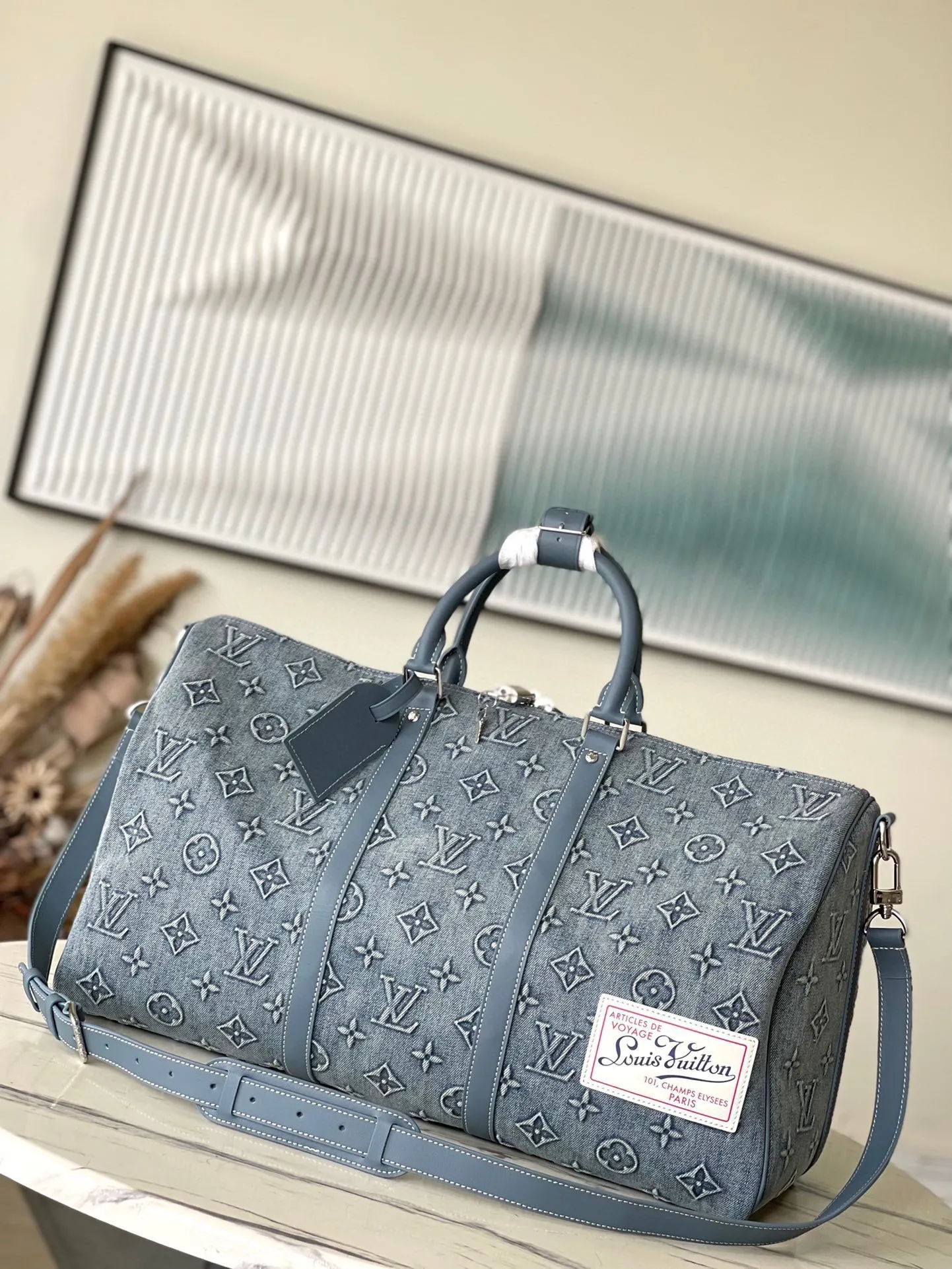 💰1500 Top Original M22532 Denim This Keepall Bandoulière 50 travel bag is made of faded denim embossed with Monogram pattern, reinventing one of Louis Vuitton's classic designs. The reinforced side straps and top handle are made of cow leather, and the baggage size is still ample, making it suitable for weekend excursions. Dimensions: 50 x 29 x 23 cm