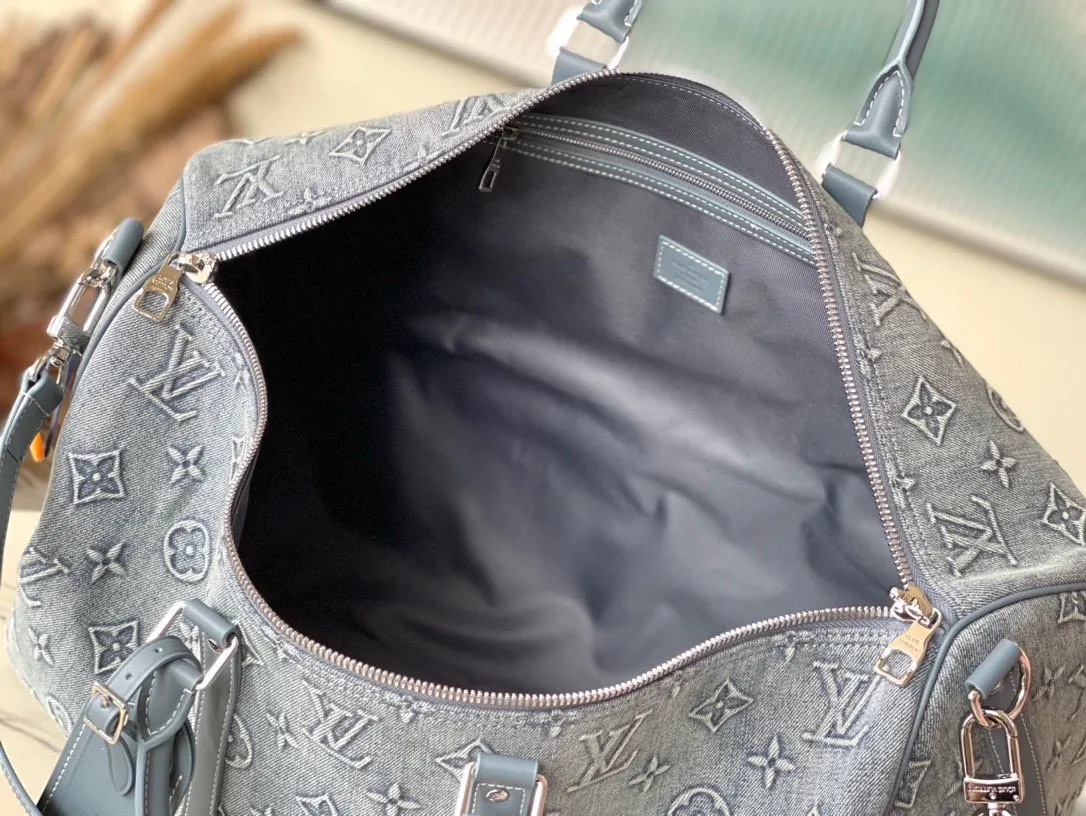 💰1500 Top Original M22532 Denim This Keepall Bandoulière 50 travel bag is made of faded denim embossed with Monogram pattern, reinventing one of Louis Vuitton's classic designs. The reinforced side straps and top handle are made of cow leather, and the baggage size is still ample, making it suitable for weekend excursions. Dimensions: 50 x 29 x 23 cm