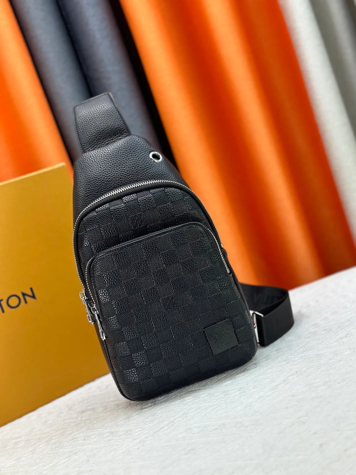 P300 latest style＜LV＞Men's 👮chest bag💯hot shipment❗️(actual photo taken📷without any added effects)original imported first-layer cowhide👍soft and comfortable leather feel✌️intimately designed headphone cable drilling, using special hardware.original lining💪experienced tailor✂️unique casual high-end style🙌Model: 1028, M46344 Color: black. Size: 30×17×5cm