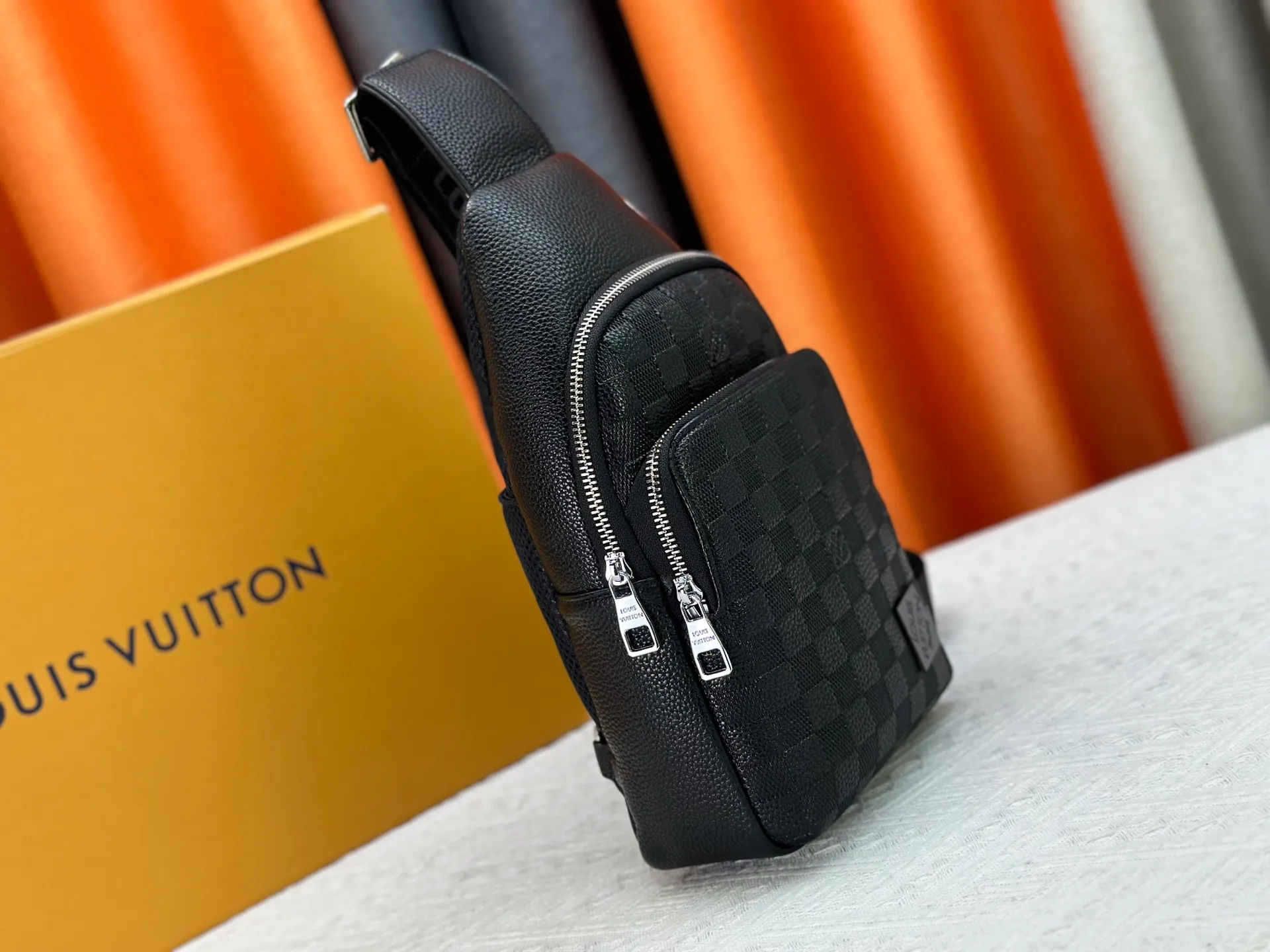 P300 latest style＜LV＞Men's 👮chest bag💯hot shipment❗️(actual photo taken📷without any added effects)original imported first-layer cowhide👍soft and comfortable leather feel✌️intimately designed headphone cable drilling, using special hardware.original lining💪experienced tailor✂️unique casual high-end style🙌Model: 1028, M46344 Color: black. Size: 30×17×5cm