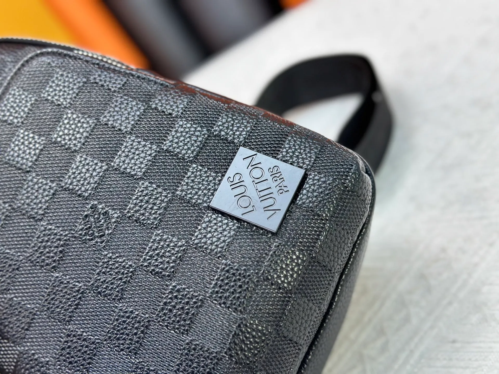 P300 latest style＜LV＞Men's 👮chest bag💯hot shipment❗️(actual photo taken📷without any added effects)original imported first-layer cowhide👍soft and comfortable leather feel✌️intimately designed headphone cable drilling, using special hardware.original lining💪experienced tailor✂️unique casual high-end style🙌Model: 1028, M46344 Color: black. Size: 30×17×5cm