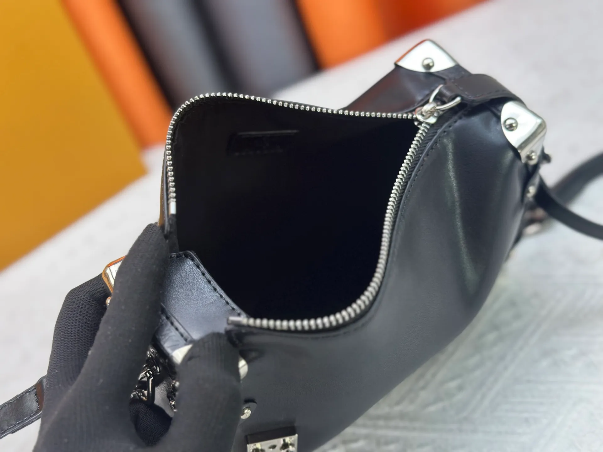 P300 M15195 M46358 This Side Trunk Vibe handbag reimagines the brand's classic Side Trunk silhouette with an avant-garde design, inspired by Louis Vuitton's traditional travel trunks. Crafted from smooth glossy Vibe textured cow leather, it features a leather-covered rivet frame and metal S-lock closure for a rock-and-roll style. Thanks to the multiple designs of the detachable chain, detachable leather handle and adjustable leather shoulder strap, it provides a variety of carrying options. Dimensions: 23.5x16x8.5cm