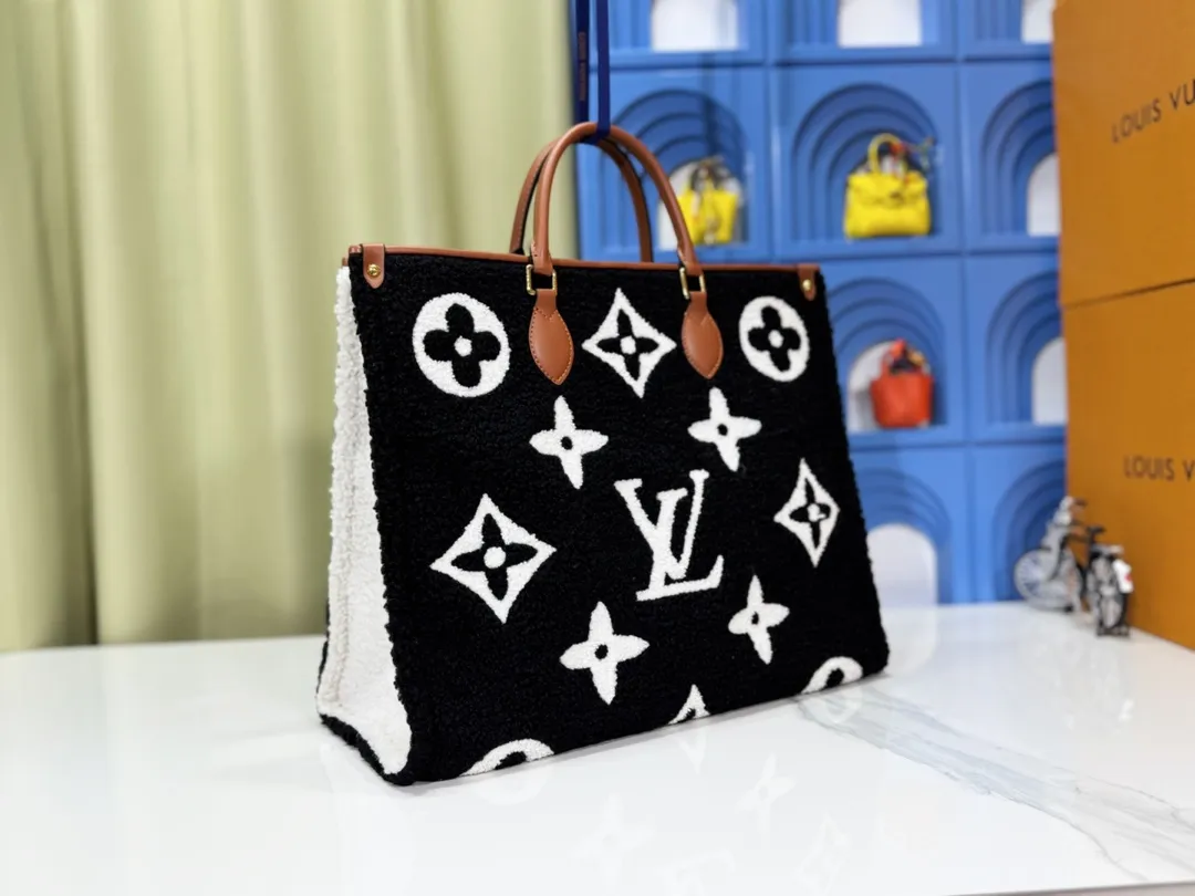 P260 Upgraded original M44571 M45039 M45321 This Onthego medium handbag is decorated with classic Monogram canvas and Monogram Reverse canvas on both sides, showing different styles at will. Toron's dual handles and shoulder strap allow for a variety of carrying options. Dimensions: 34.0 x 26.0 x 13.0 cm (length x height x width)