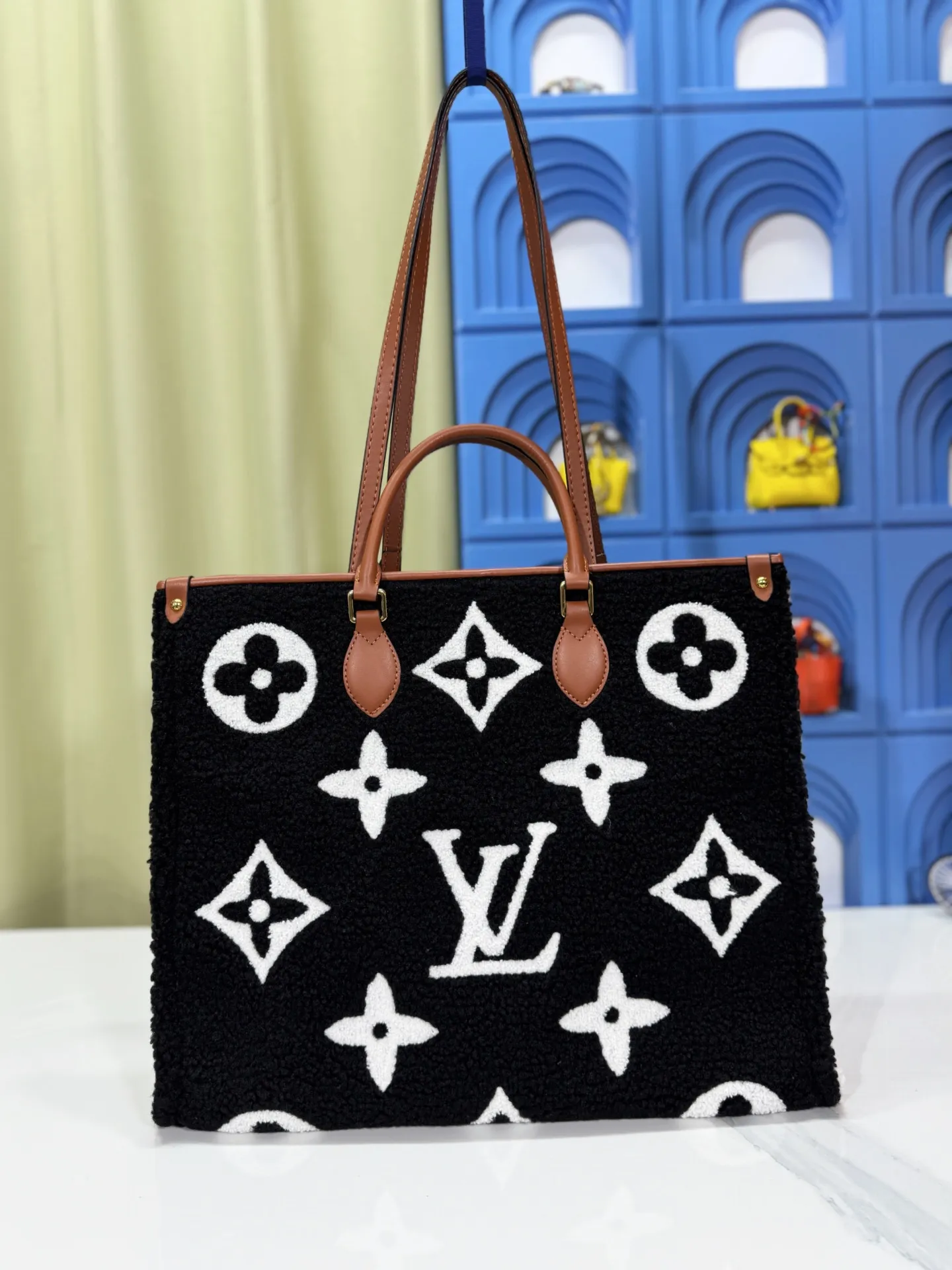 P260 Upgraded original M44571 M45039 M45321 This Onthego medium handbag is decorated with classic Monogram canvas and Monogram Reverse canvas on both sides, showing different styles at will. Toron's dual handles and shoulder strap allow for a variety of carrying options. Dimensions: 34.0 x 26.0 x 13.0 cm (length x height x width)