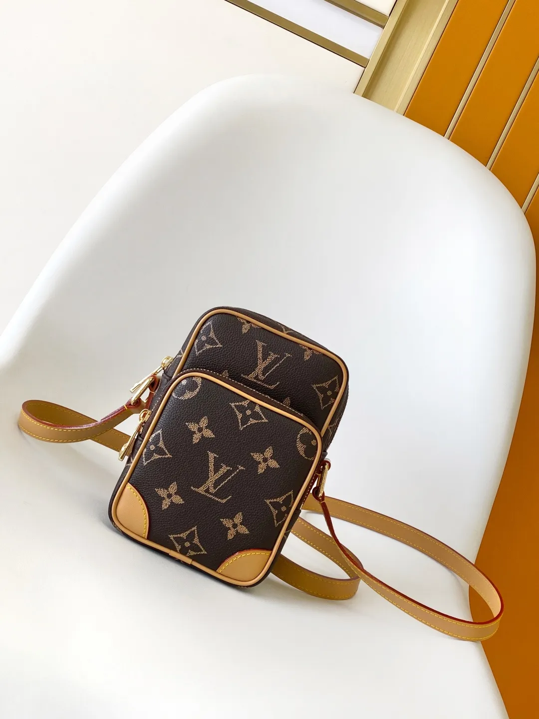 💰1100 Top Original M14024 Full Leather M14014 Presbyopia Top Original Dynamic Changing In his latest series, Pharrell Williams reinvented the Amazone crossbody bag from the 1980s, updating it with luxurious details. Select soft cow leather and cover it with Monogram printing. The leather texture is like vintage Monogram canvas. The bag is embellished with a pearl zipper and paired with a detachable Louis Vuitton metal hangtag, which is reminiscent of the nameplate on the brand's vintage luggage. 14.5 Half-length strap adjustable to: 58.0 cm