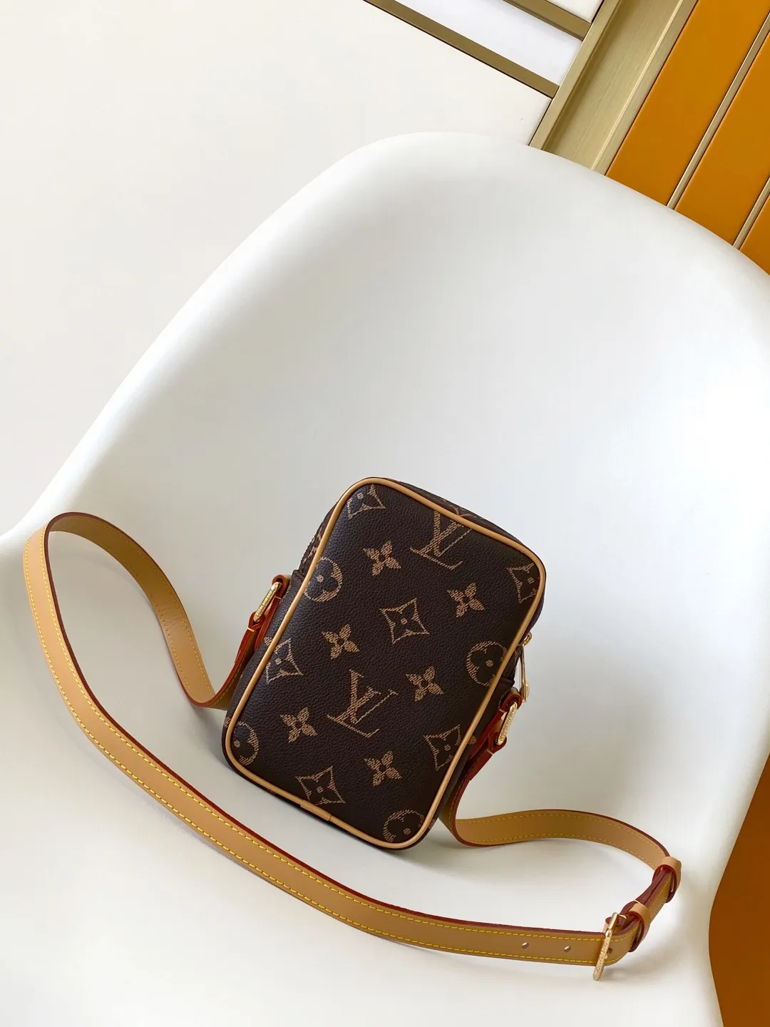 💰1100 Top Original M14024 Full Leather M14014 Presbyopia Top Original Dynamic Changing In his latest series, Pharrell Williams reinvented the Amazone crossbody bag from the 1980s, updating it with luxurious details. Select soft cow leather and cover it with Monogram printing. The leather texture is like vintage Monogram canvas. The bag is embellished with a pearl zipper and paired with a detachable Louis Vuitton metal hangtag, which is reminiscent of the nameplate on the brand's vintage luggage. 14.5 Half-length strap adjustable to: 58.0 cm