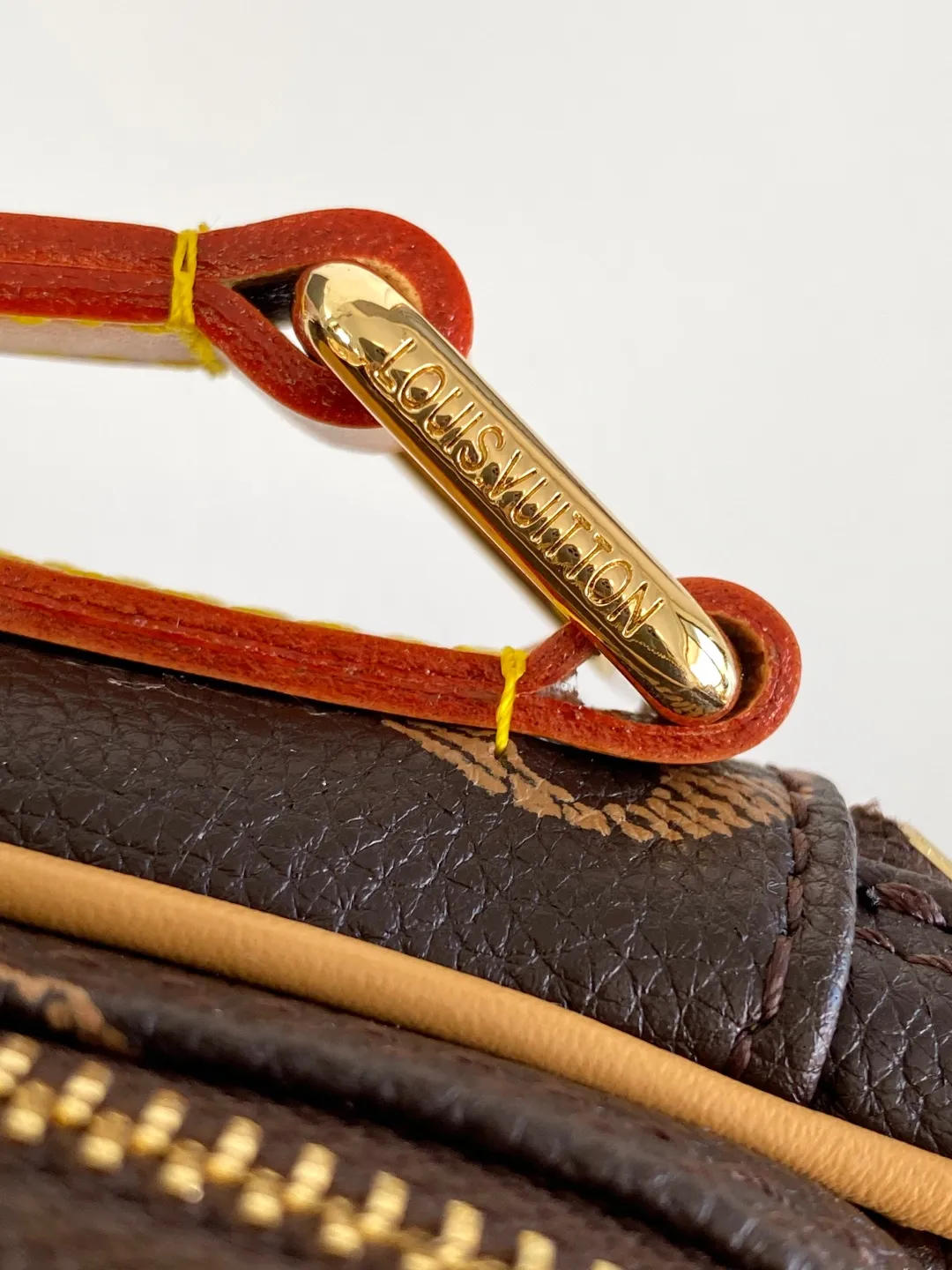 💰1100 Top Original M14024 Full Leather M14014 Presbyopia Top Original Dynamic Changing In his latest series, Pharrell Williams reinvented the Amazone crossbody bag from the 1980s, updating it with luxurious details. Select soft cow leather and cover it with Monogram printing. The leather texture is like vintage Monogram canvas. The bag is embellished with a pearl zipper and paired with a detachable Louis Vuitton metal hangtag, which is reminiscent of the nameplate on the brand's vintage luggage. 14.5 Half-length strap adjustable to: 58.0 cm