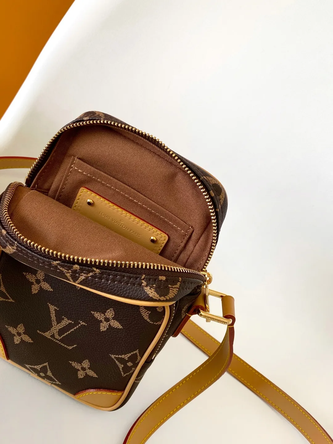 💰1100 Top Original M14024 Full Leather M14014 Presbyopia Top Original Dynamic Changing In his latest series, Pharrell Williams reinvented the Amazone crossbody bag from the 1980s, updating it with luxurious details. Select soft cow leather and cover it with Monogram printing. The leather texture is like vintage Monogram canvas. The bag is embellished with a pearl zipper and paired with a detachable Louis Vuitton metal hangtag, which is reminiscent of the nameplate on the brand's vintage luggage. 14.5 Half-length strap adjustable to: 58.0 cm