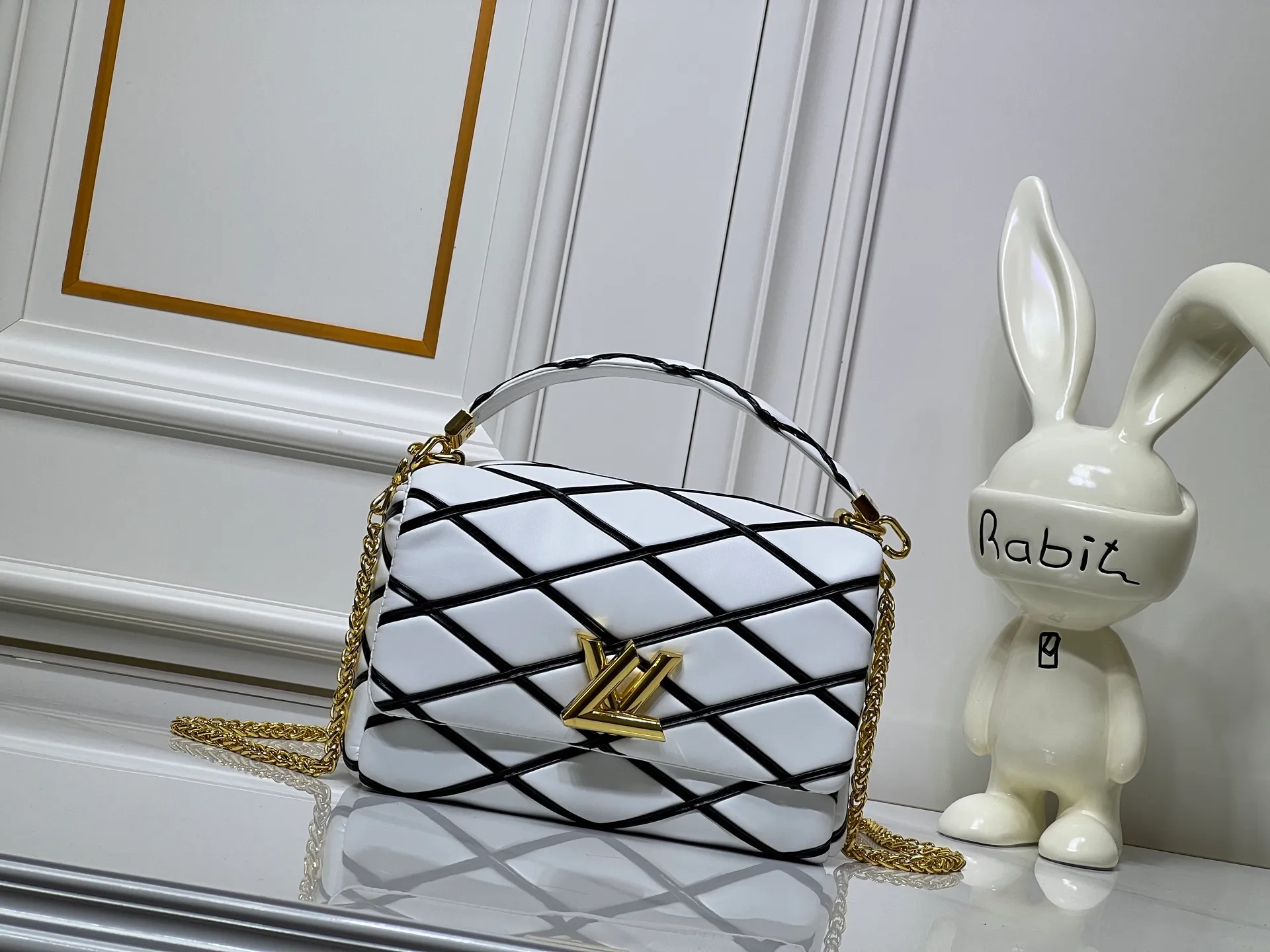 Batch 320💰M23689 M22891 Nicolas Ghesquière devoted new craftsmanship exploration to the GO-14 medium handbag, hand-painting the baked effect on the quilted sheepskin leather, showing an avant-garde style. The LV Twist twist lock highlights the brand's style, and the top handle and adjustable chain are detachable, allowing for a variety of carrying methods. Size: 23X16X10