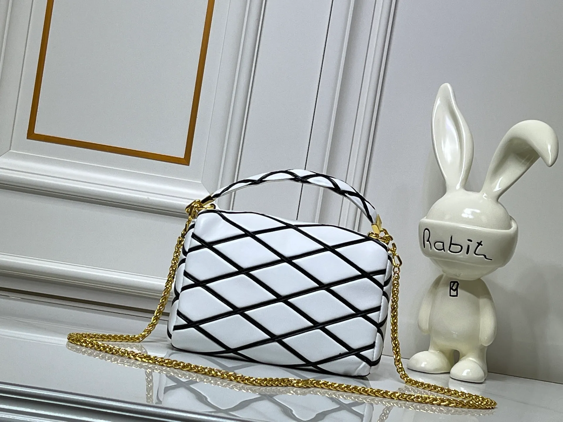 Batch 320💰M23689 M22891 Nicolas Ghesquière devoted new craftsmanship exploration to the GO-14 medium handbag, hand-painting the baked effect on the quilted sheepskin leather, showing an avant-garde style. The LV Twist twist lock highlights the brand's style, and the top handle and adjustable chain are detachable, allowing for a variety of carrying methods. Size: 23X16X10