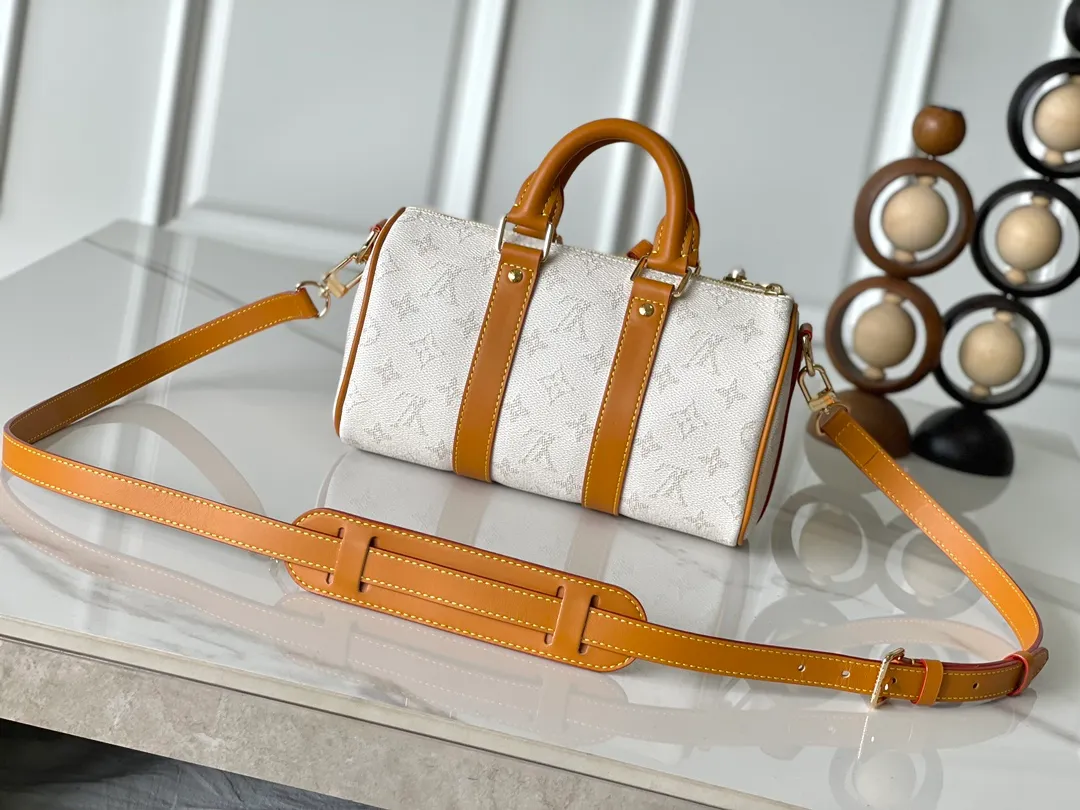 💰960 Top original model M15076 white [163c01 transcoding chip] M14837 blue Top original model Dynamic transcoding Keepall Bandoulière 25 handbag condenses the classic Keepall travel bag design, using Monogram Surfin’ canvas created by Pharrell Williams to interpret urban style. The complex pattern combines colorful summer elements with a tropical and retro feel. The detachable shoulder strap and rolled leather handle allow for multiple carrying methods. 25,0