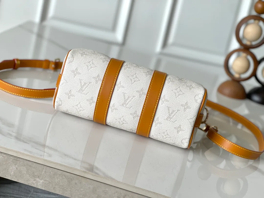 💰960 Top original model M15076 white [163c01 transcoding chip] M14837 blue Top original model Dynamic transcoding Keepall Bandoulière 25 handbag condenses the classic Keepall travel bag design, using Monogram Surfin’ canvas created by Pharrell Williams to interpret urban style. The complex pattern combines colorful summer elements with a tropical and retro feel. The detachable shoulder strap and rolled leather handle allow for multiple carrying methods. 25,0